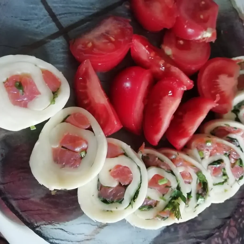 Сыры Зои Багаутдиновой. Рулет с красной рыбой и зеленью.