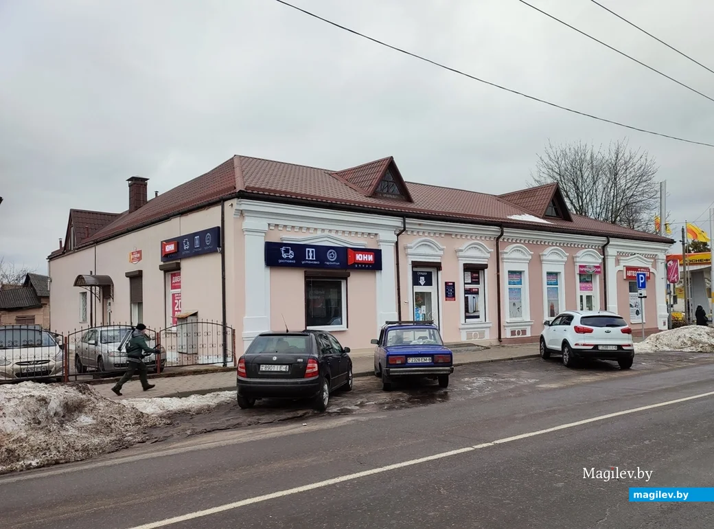 Бывший дом Песи Иосимовой: вид со стороны ул. Пушкина. Здесь и сейчас много торговых точек.