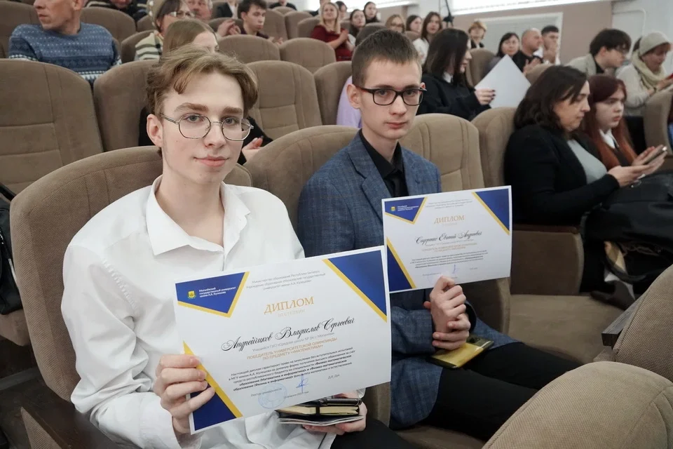 Более 60 выпускников школ получили «билет» в студенчество. Фото: vestnikmogileva.by