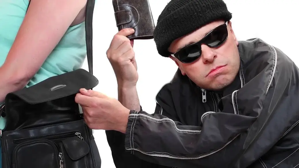 Как свидетельствует судебная практика, хищение признается открытым, когда оно совершается в присутствии малолетних старше 5-6 лет. Фото: dreamstime.com.