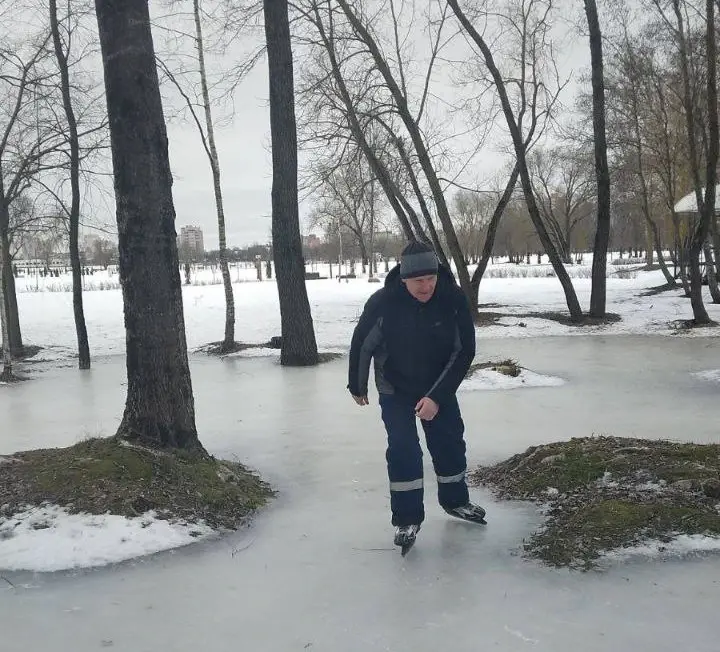 В Подниколье всё еще можно покататься на коньках! Фото Юрия Макацария.