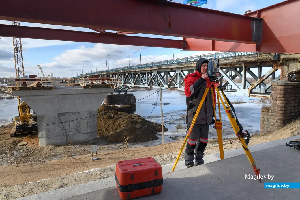 03.03.2023. Бобруйск. Рогачевская улица. Аванбек нового моста уже начал свое движение в сторону