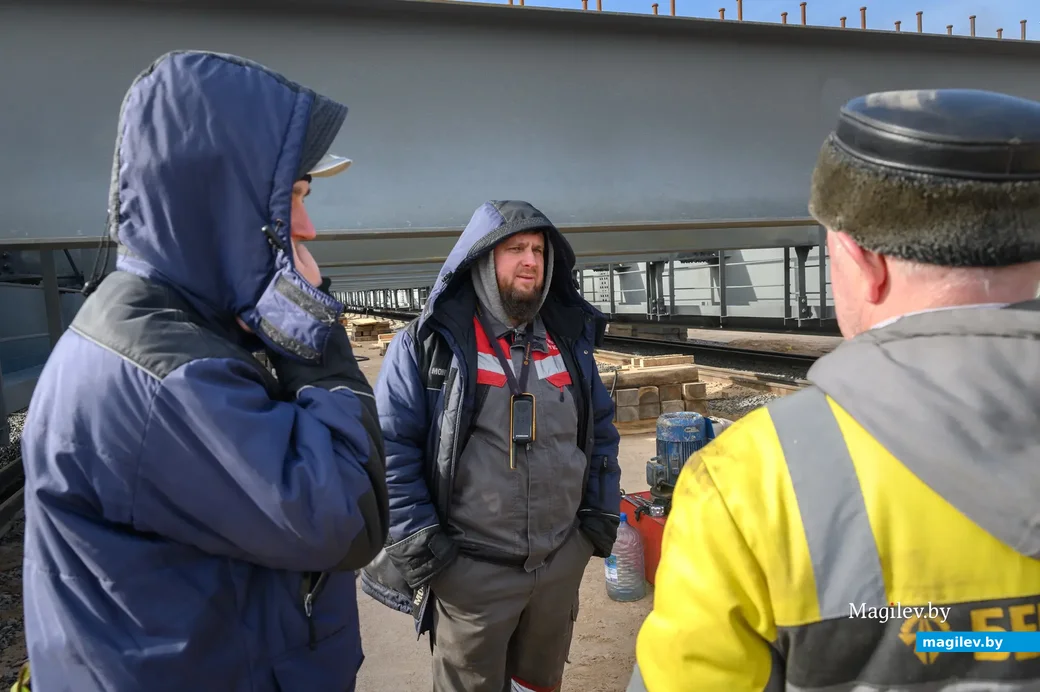 03.03.2023. Бобруйск. Рогачевская улица. Началась надвижка металлической конструкции нового