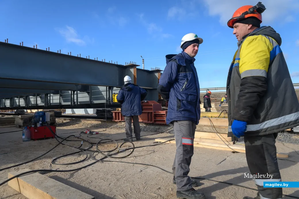 03.03.2023. Бобруйск. Рогачевская улица. Началась надвижка металлической конструкции нового