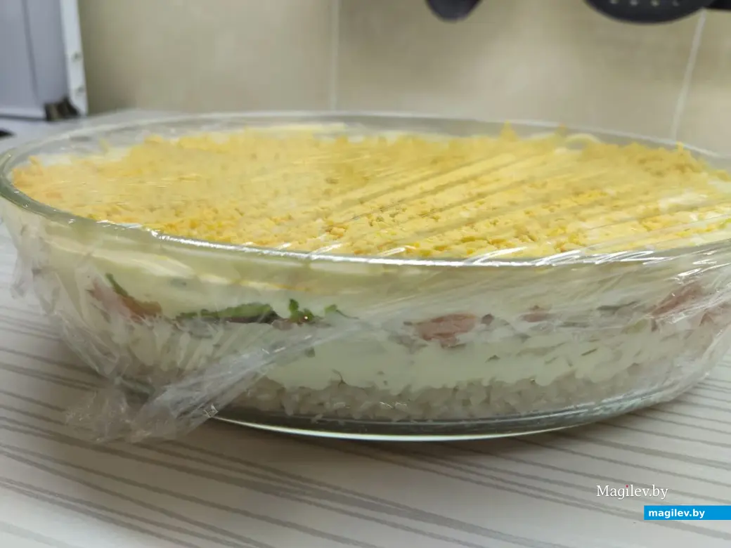 Накрываем салатник пищевой пленкой и даем ему настояться 20-30 минут