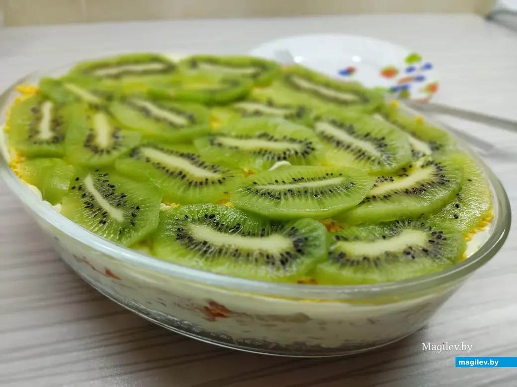 Украшаем верх пластинками киви и подаем на стол. Приятного аппетита!