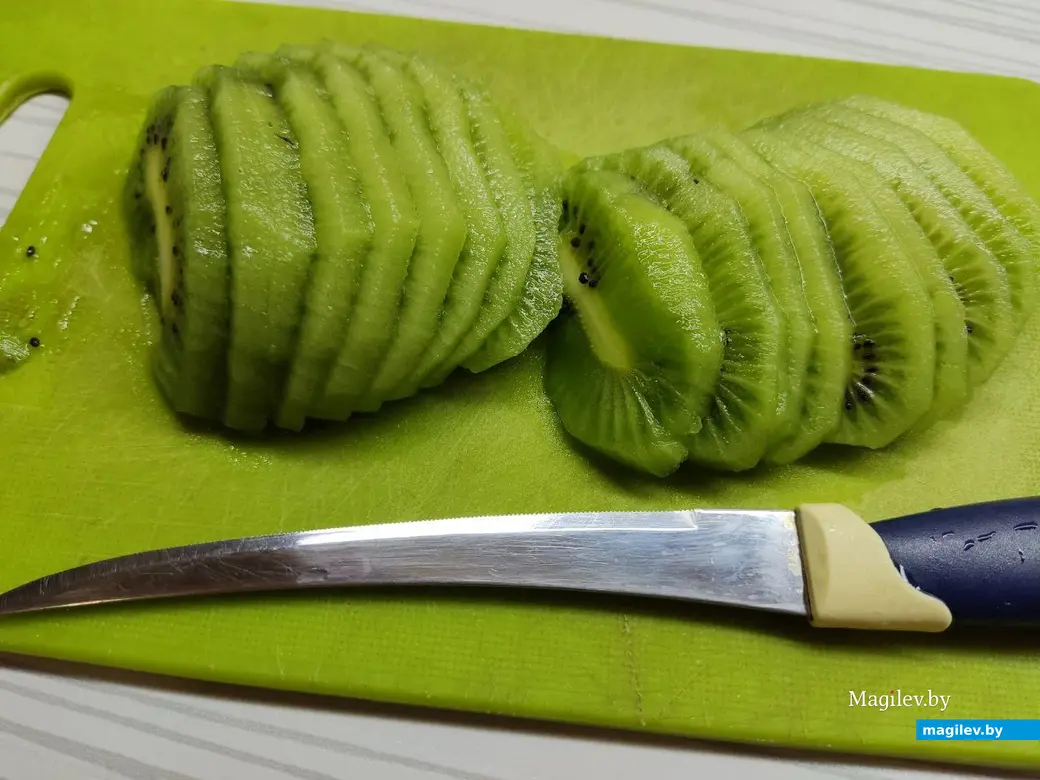 Киви нарезать очень тонкими пластинками
