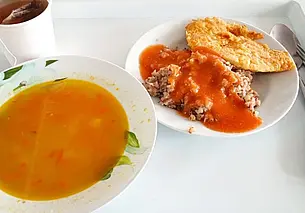 «Гречки не пожалели»: обед в столовой политехнического колледжа за 3,7 рубля