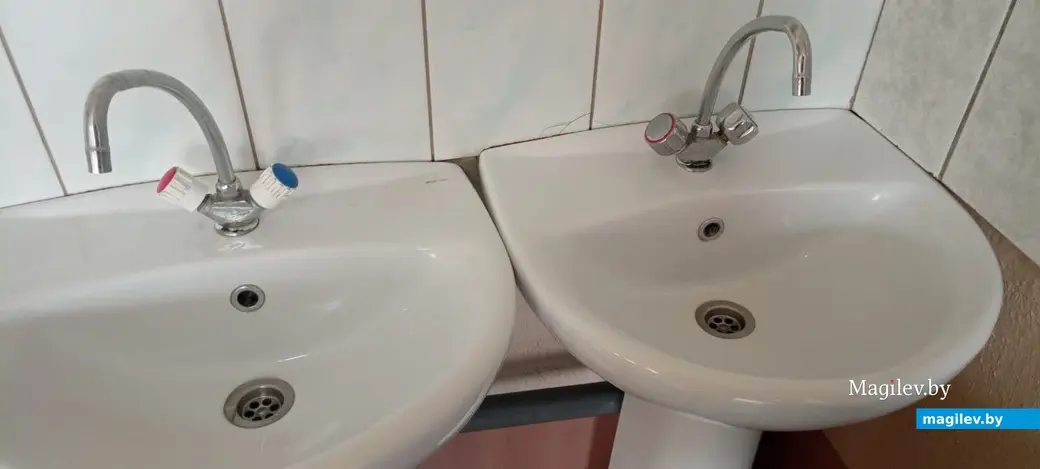 Умывальники долго искать не пришлось.