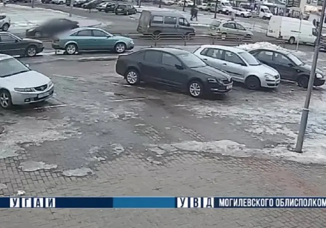 Решил сократить путь: на улице Островского мальчик выбежал на дорогу и попал под машину