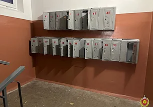 Жителя Костюкович, который в пьяном угаре разгромил почтовые ящики в подъезде, нашли по отпечаткам пальцев