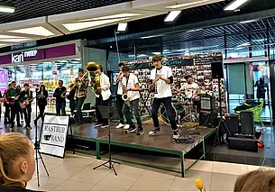 Не только женщины были довольны. Замечательный концерт в торговом центре