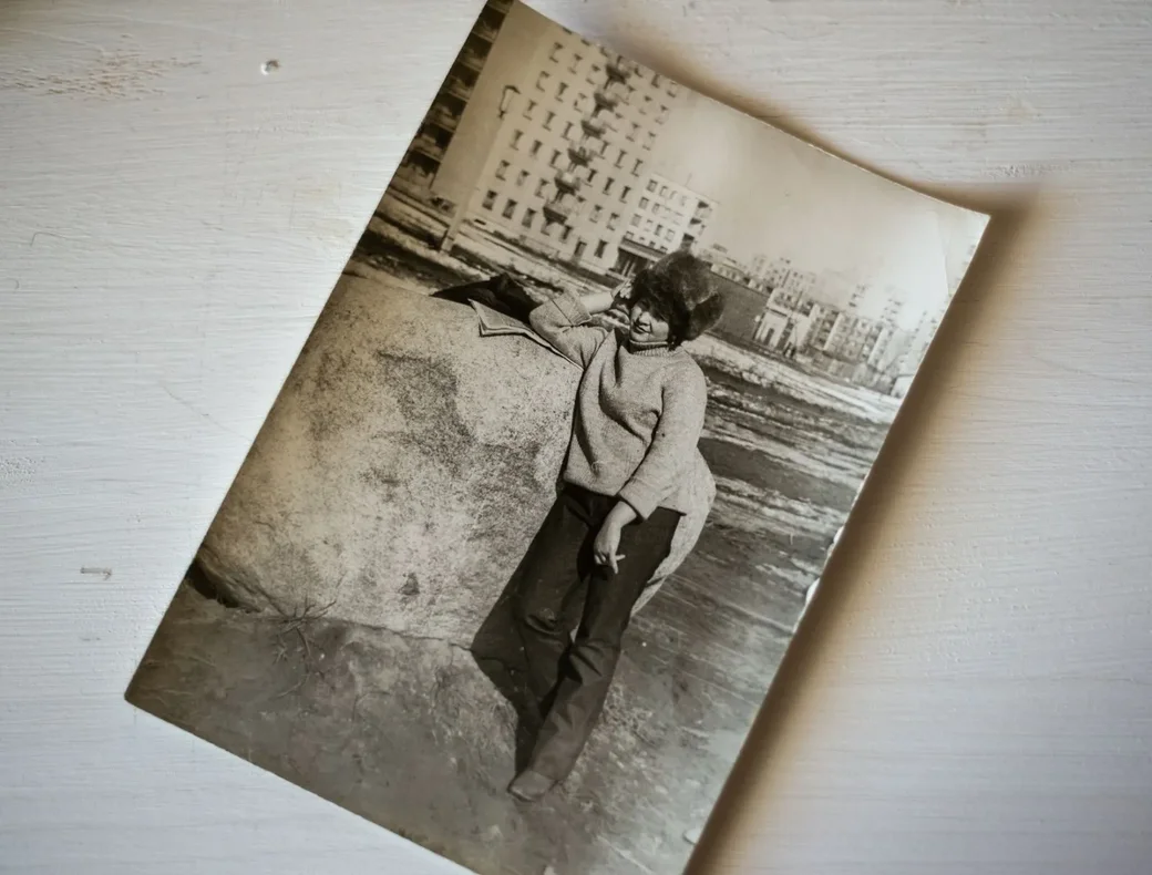 Этот камень лежал на перекрестке Ульяновской 50 лет со стороны недостроенного дома культуры.
