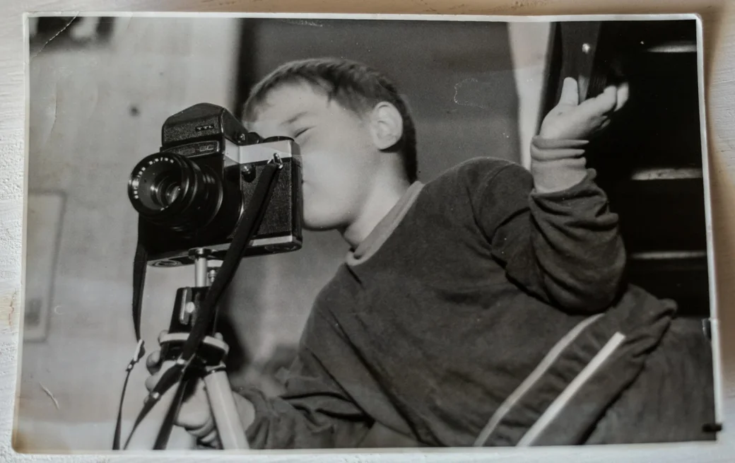 Маленький Игорь подглядывает в папин фотоаппарат. Начало 1990-х.
