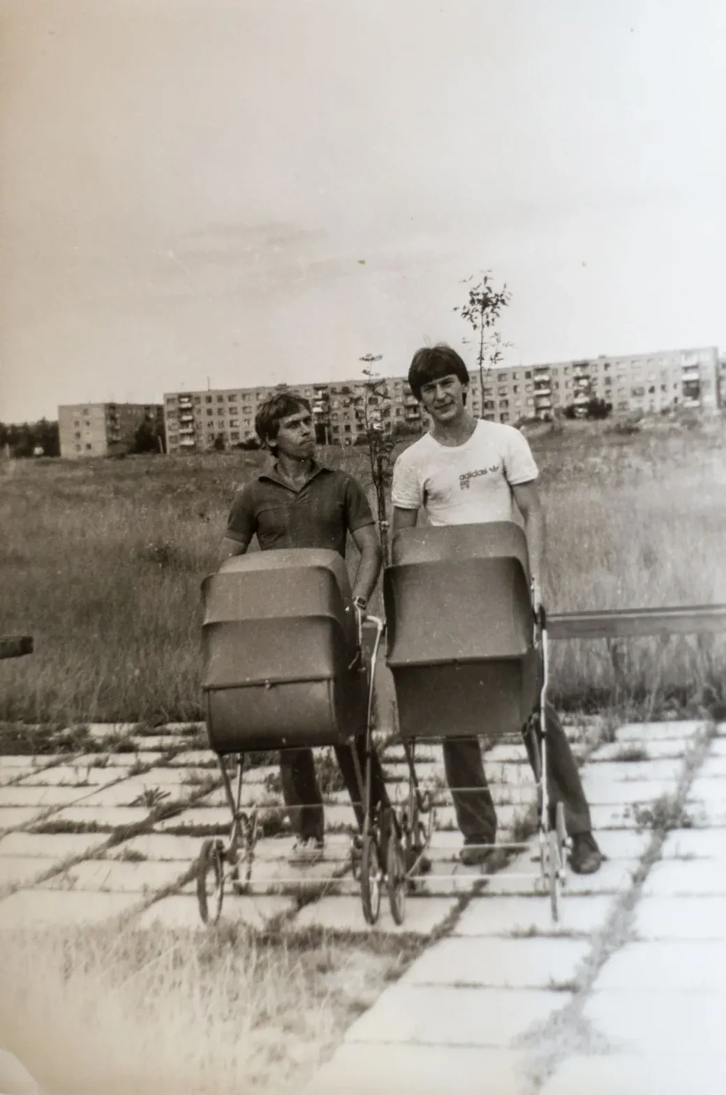 Молодые отцы в молодом микрорайоне: Леонид Петрович Старовойтов (слева) с одноклассником