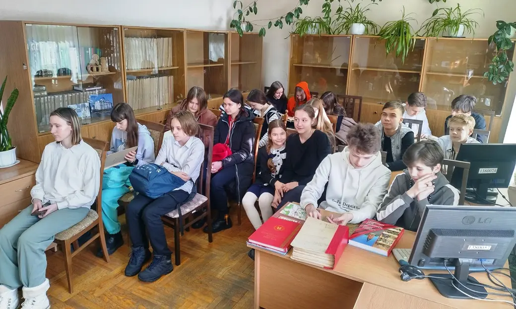 На экскурсии в Государственном архиве Могилевской области. Фото: mogjust.gov.by