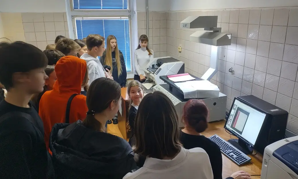 На экскурсии в Государственном архиве Могилевской области. Фото: mogjust.gov.by