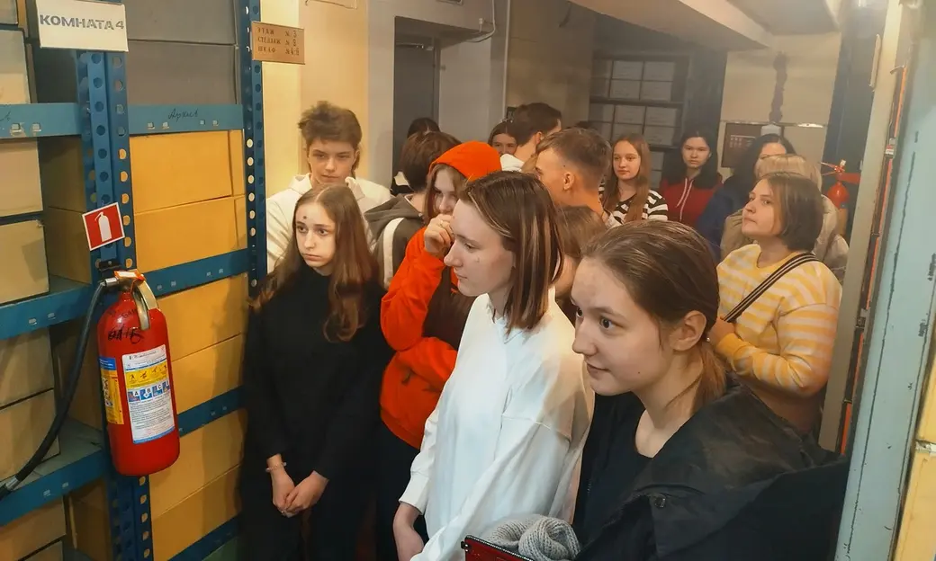 На экскурсии в Государственном архиве Могилевской области. Фото: mogjust.gov.by