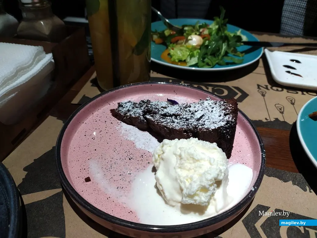 Брауни с вишней от рестобара «Эдисон» на шестом фестивале «Гастрофест» в Могилеве. 20.11.2023 г.