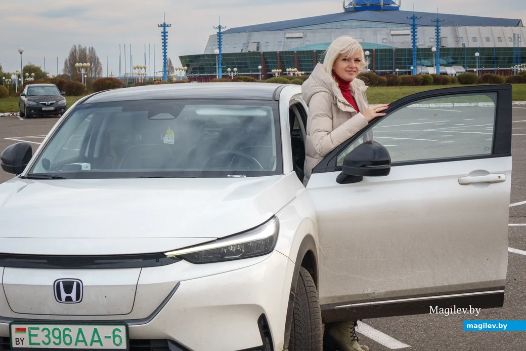 10.11.2023. Бобруйск. Электромобиль Honda eNS1 и его хозяйка Светлана.