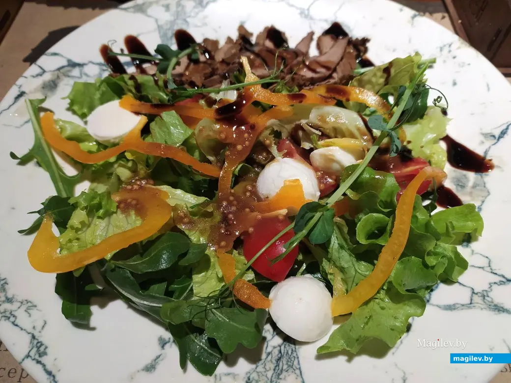 Салат с говядиной, томатами, перцем от рестобара «Эдисон» на шестом фестивале «Гастрофест» в Могилеве. 20.11.2023 г.