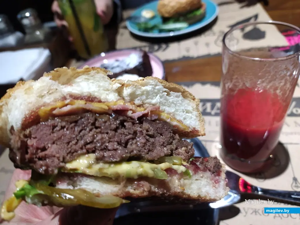 Бургер «Дон бекон» от рестобара «Эдисон» на шестом фестивале «Гастрофест» в Могилеве. 20.11.2023 г.