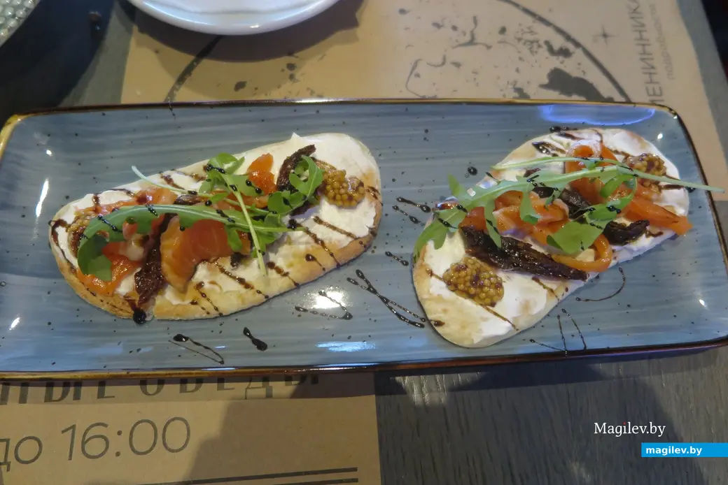 19 ноября 2023 г. Могилев, рестобар «Луна». Больше всего мне понравилась брускетта. Ей - золото!