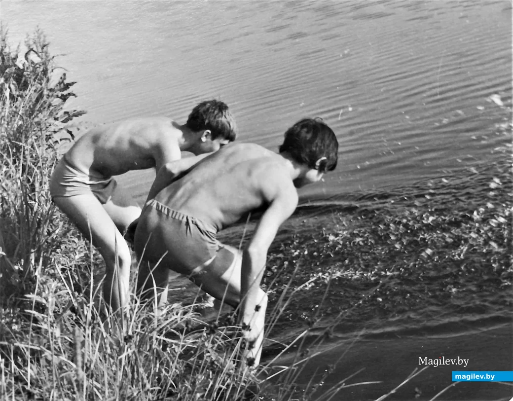 Вода, вроде, теплая. Женя и Саша Жолдак, Бобруйск, 1969 г.
