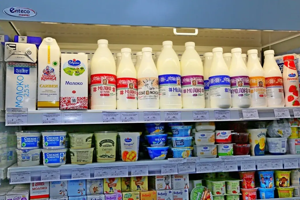 Стоит одна бутылка козьего молока от «Шкловского молочника» около 4-х рублей.