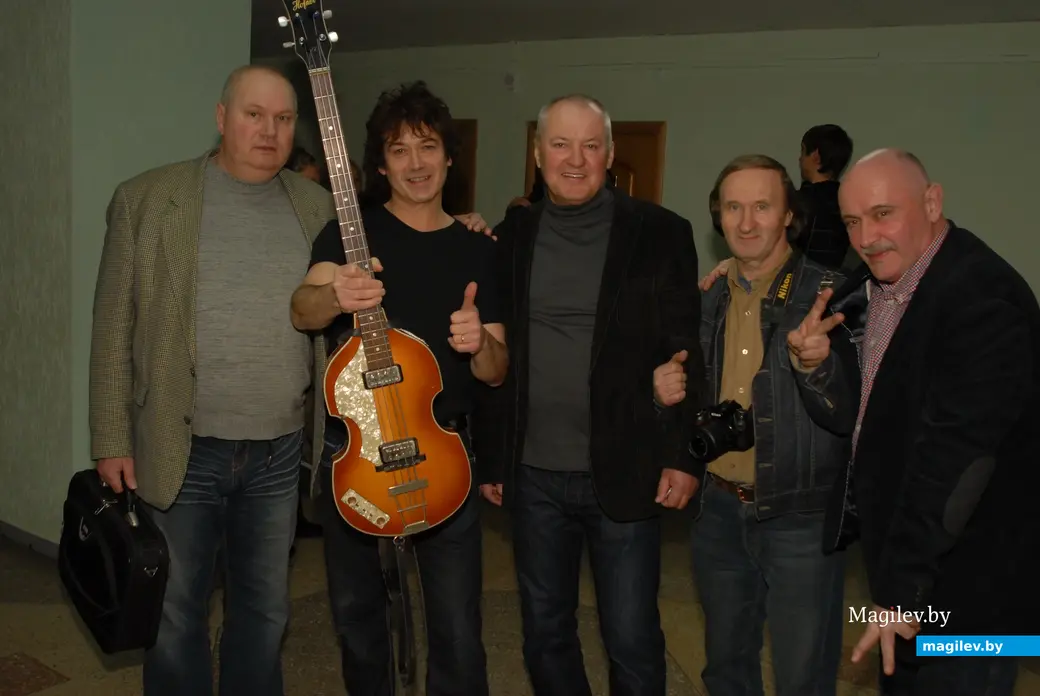 Сергей Столяров (слева) с товарищами после концерта группы из Ливерпуля, исполняющей песни «Битлз». Могилев, ДК области, 2013 г.