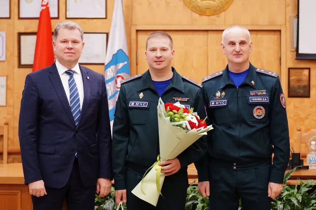 На фото председатель горисполкома Александр Студнев, назначенный на должность начальника городского отдела по чрезвычайным ситуациям Могилева Вячеслав Башаримов (в