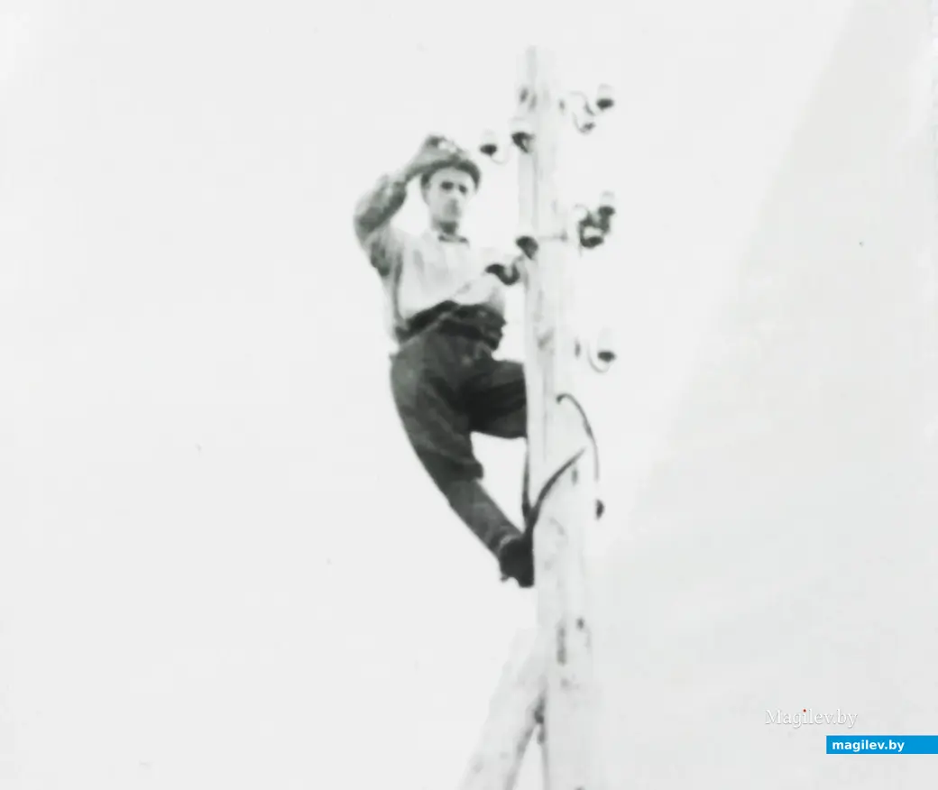 Иван Вальковский электромонтерствует на всю катушку, 1960-е годы.