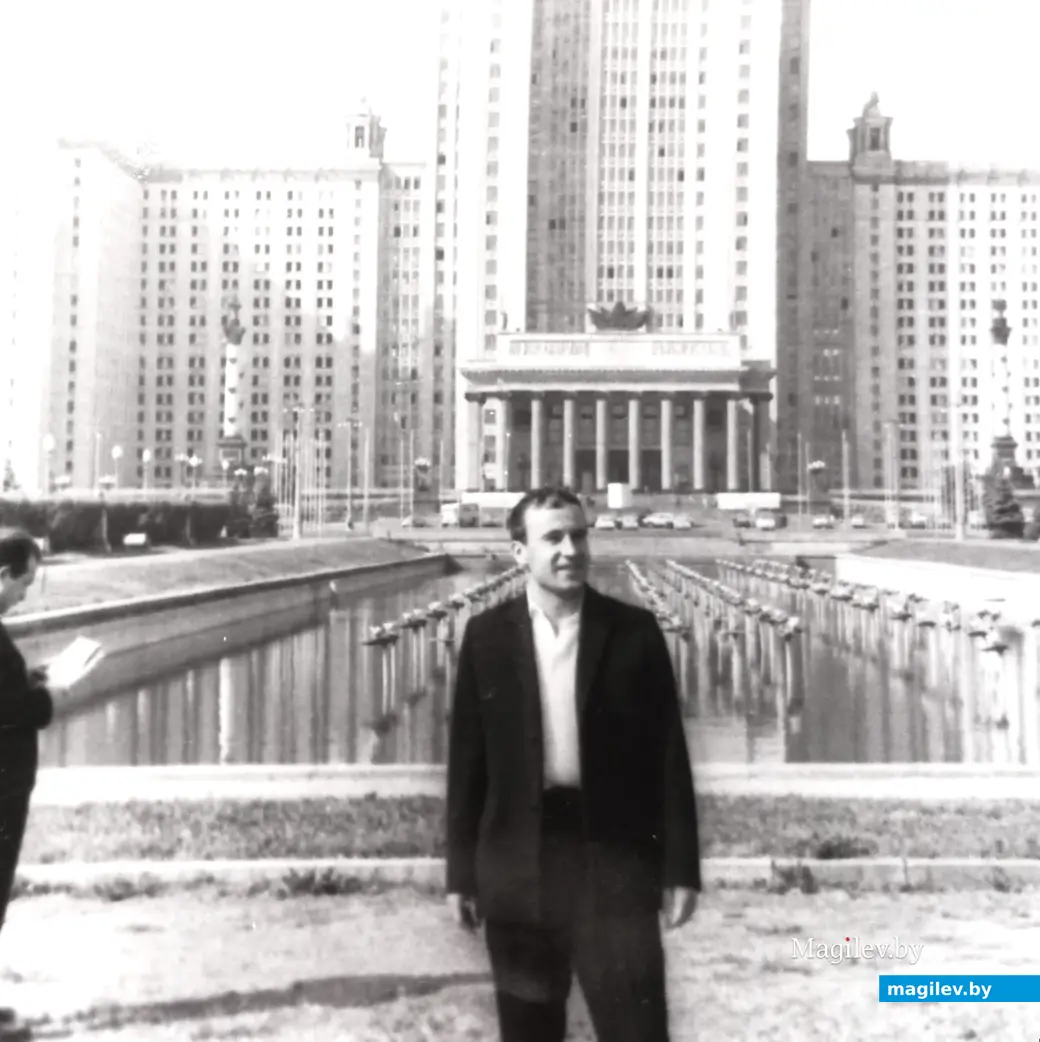 Иван Вальковский на фоне МГУ. Москва, 1960-е годы.
