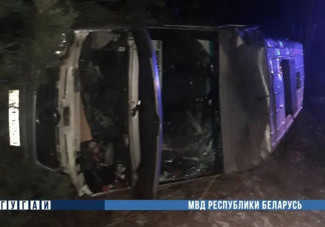 Маршрутка «Могилев-Мозырь» опрокинулась под Калинковичами: 7 человек травмированы