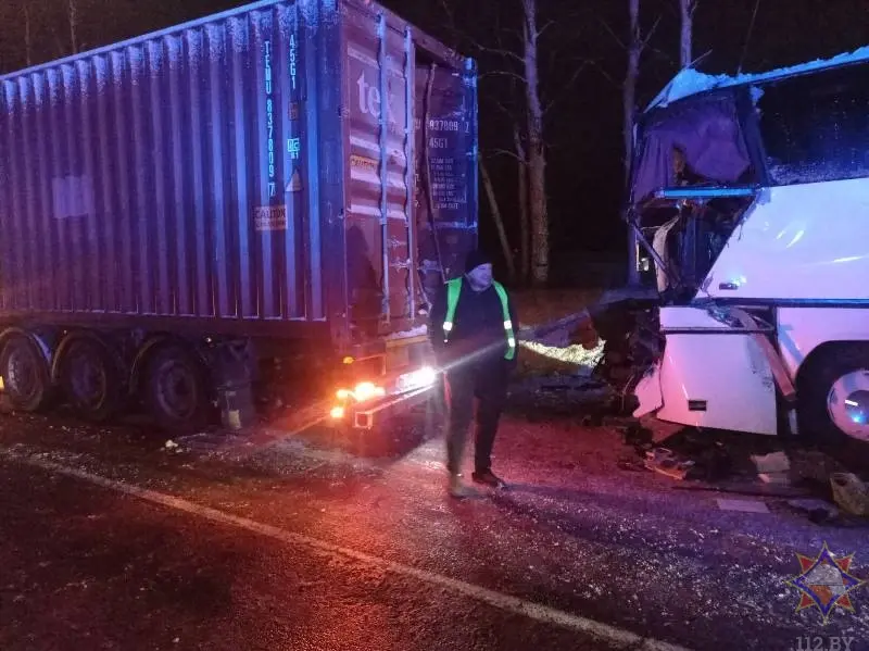 24 ноября 2023 года. Туристический автобус столкнулся с фурой в Городокском районе.