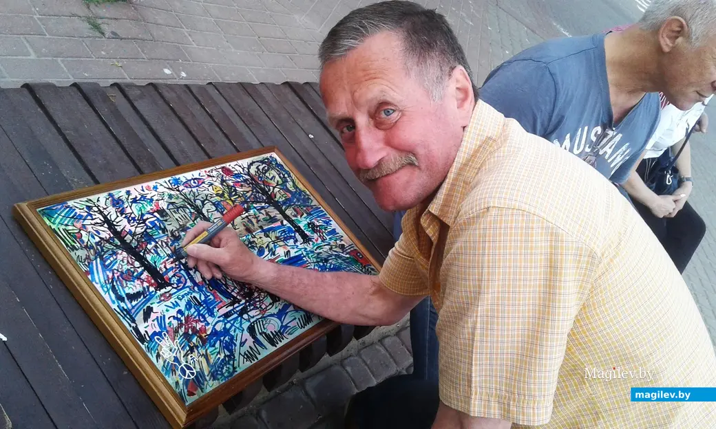 Валентин Горленко работает над картиной «Не забывайте своих старых друзей!». Могилев, 2019 год.