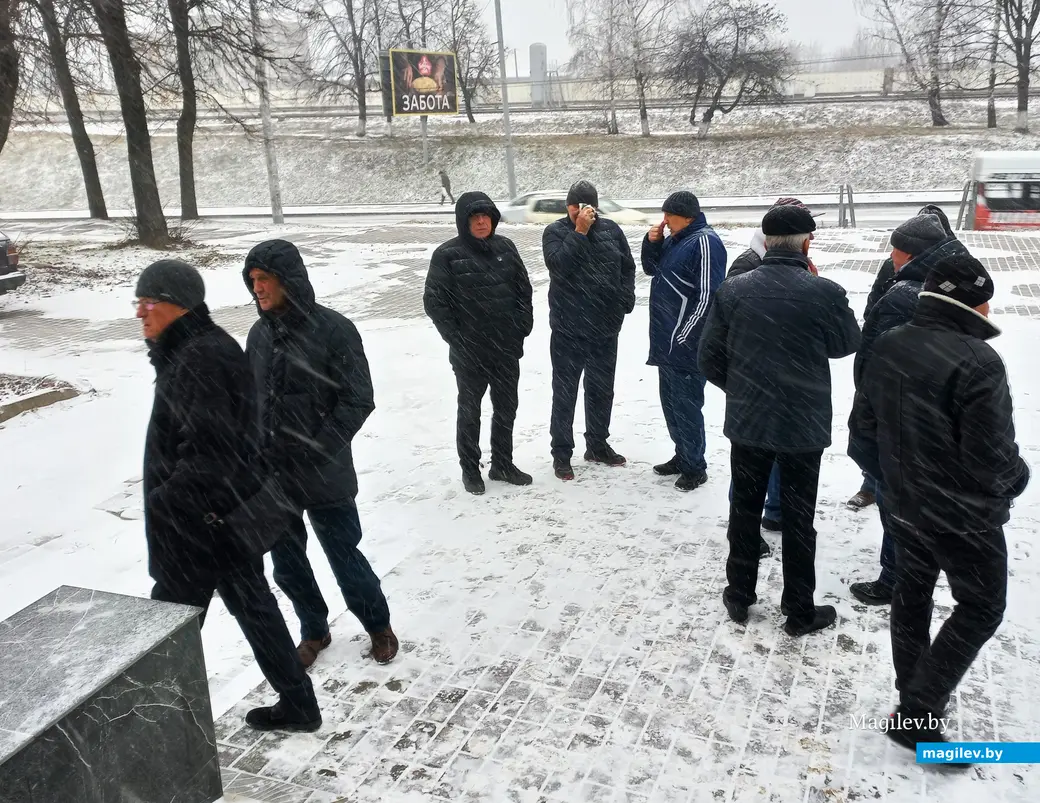 У входа в Центр ритуальных услуг. Могилев, 23.11.2023 г.