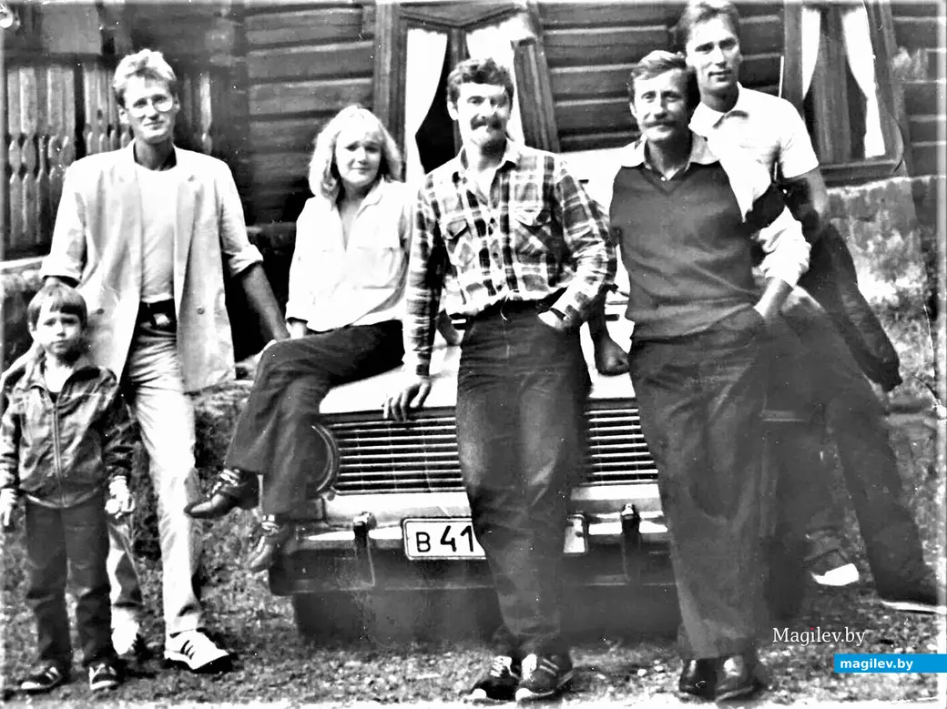 Время никого не ждет (Валентин Горленко второй справа). Могилев, 1980-е годы.