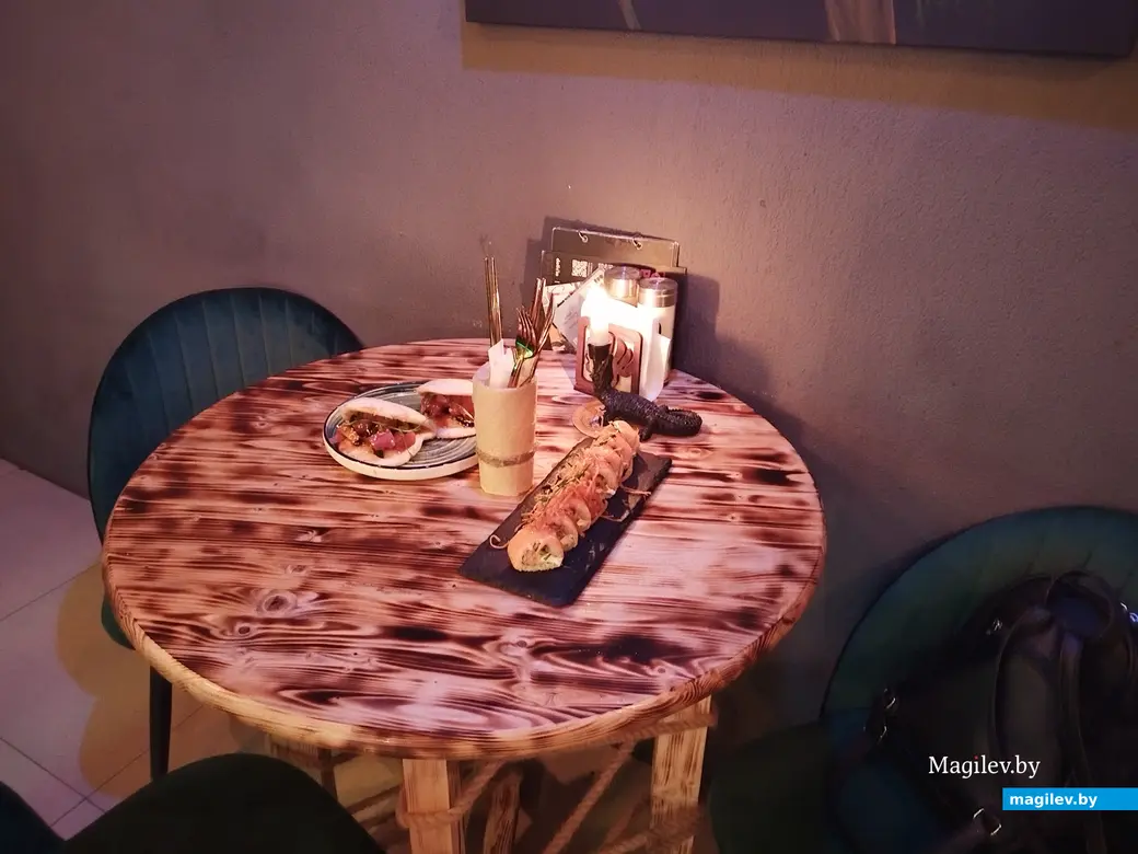 Ноябрь 2023 г. Могилев. Рестобар «Амазонка». 6-й «Гастрофест». «Ножки столов задекорировали льняной веревочной паутиной».