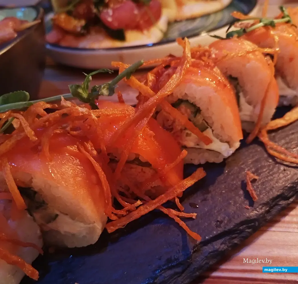 Ноябрь 2023 г. Могилев. Рестобар «Амазонка». 6-й «Гастрофест». Никкей ролл с лососем, крабом и бататом пай.
