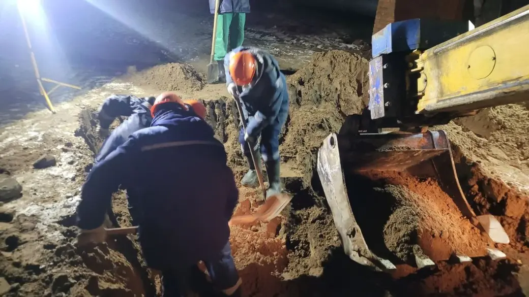 25 ноября 2023 года. В населенном пункте Дружный был поврежден магистральный трубопровод сетевой воды диаметром 400 мм. Фото: Минэнерго.