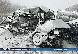 В Чаусском районе столкнулись 3 легковушки и автобус: 2 человека погибли