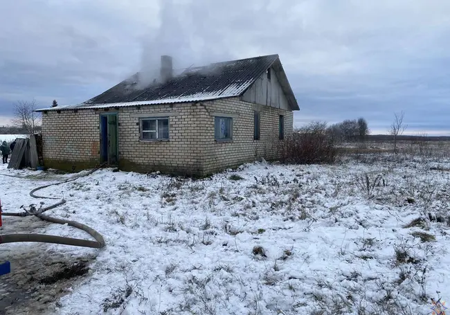 Попросил соседа протопить печь и лишился крыши над головой: в Климовичском районе горел дом
