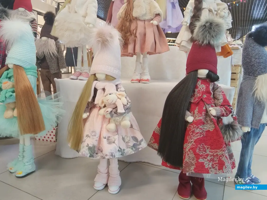 Ноябрь, 2023 г. Могилев. Юлия и Юрий Графенковы. Милая брюнетка в бордовом платье – справа.