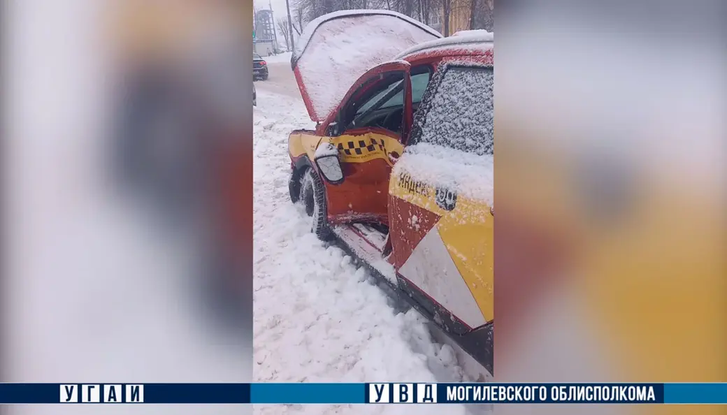 В Могилеве на развязке улицы Королева и бульвара Юбилейного столкнулись автомобиль и микроавтобус. 29 ноября 2023 год. Фото ТК-Милиция Могилевщины.