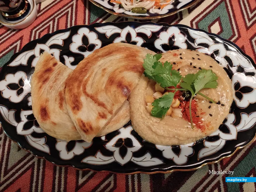 «Гастрофест» в Могилеве. Чайхана «Рахмат», 23.11.2023 г. слоеная катлама с хумусом из нута