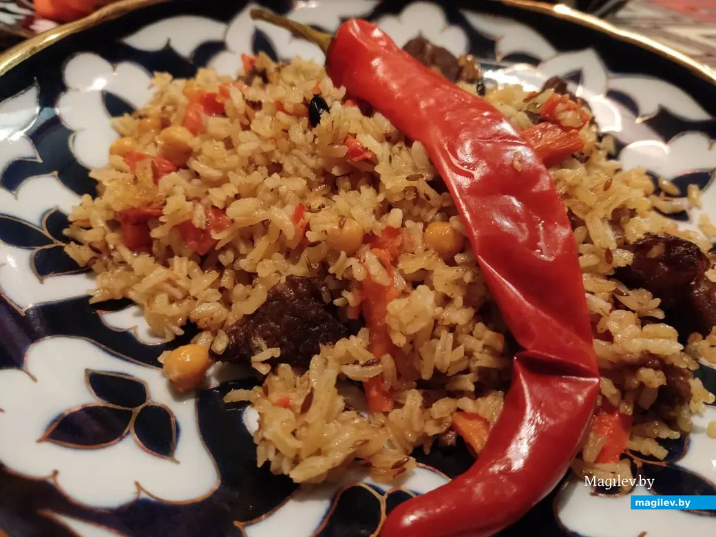 «Гастрофест» в Могилеве. Чайхана «Рахмат», 23.11.2023 г. Праздничный плов с бараниной украшает стручок острого перца