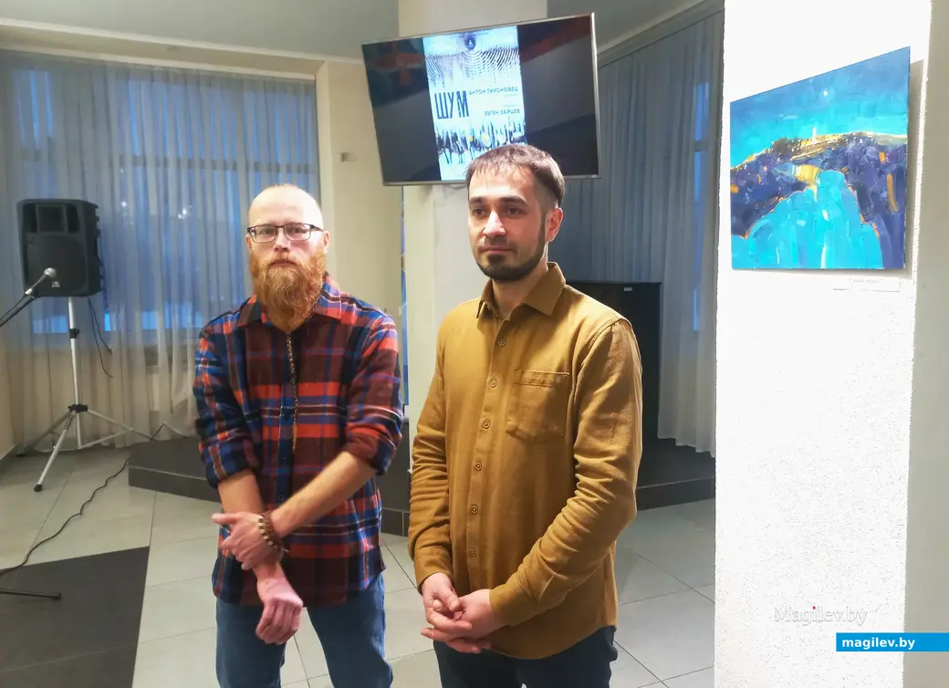 Евген Зайцев (слева) и Антон Тихоновец. Могилев, выставочный зал музея истории Могилева. Могилев, 29.11.23 г.