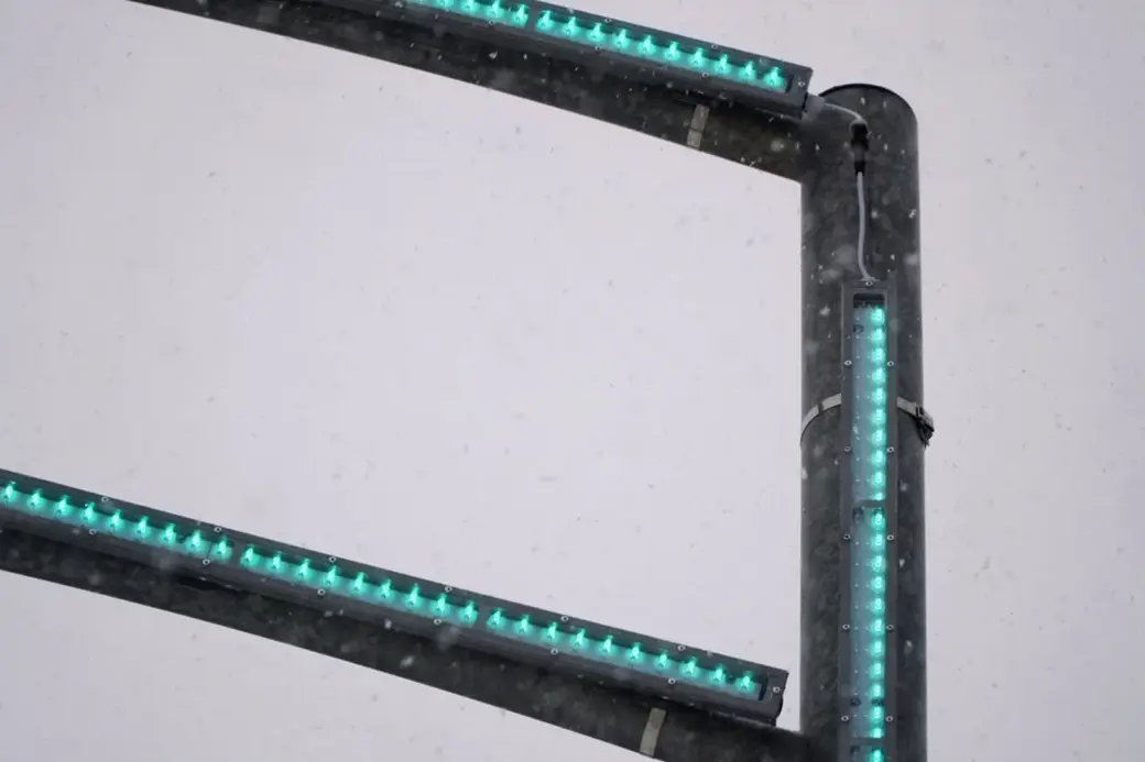 Ноябрь 2023 г. Могилев. В городе появились светофоры, у которых в цвет сигнала светится каркас.