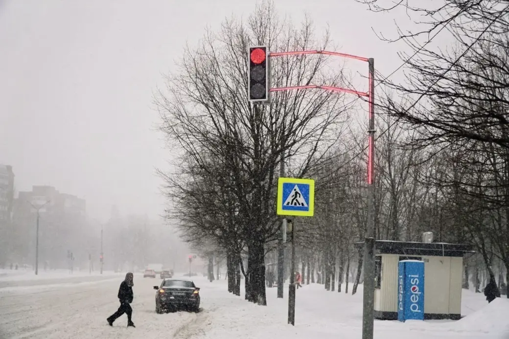 Ноябрь 2023 г. Могилев. В городе появились светофоры, у которых в цвет сигнала светится каркас.